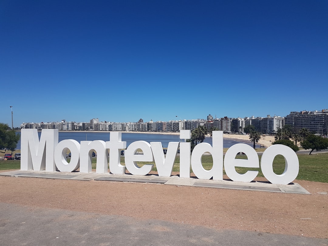 Creación de Chatbots IA a Medida para Empresas en Montevideo à Montevideo